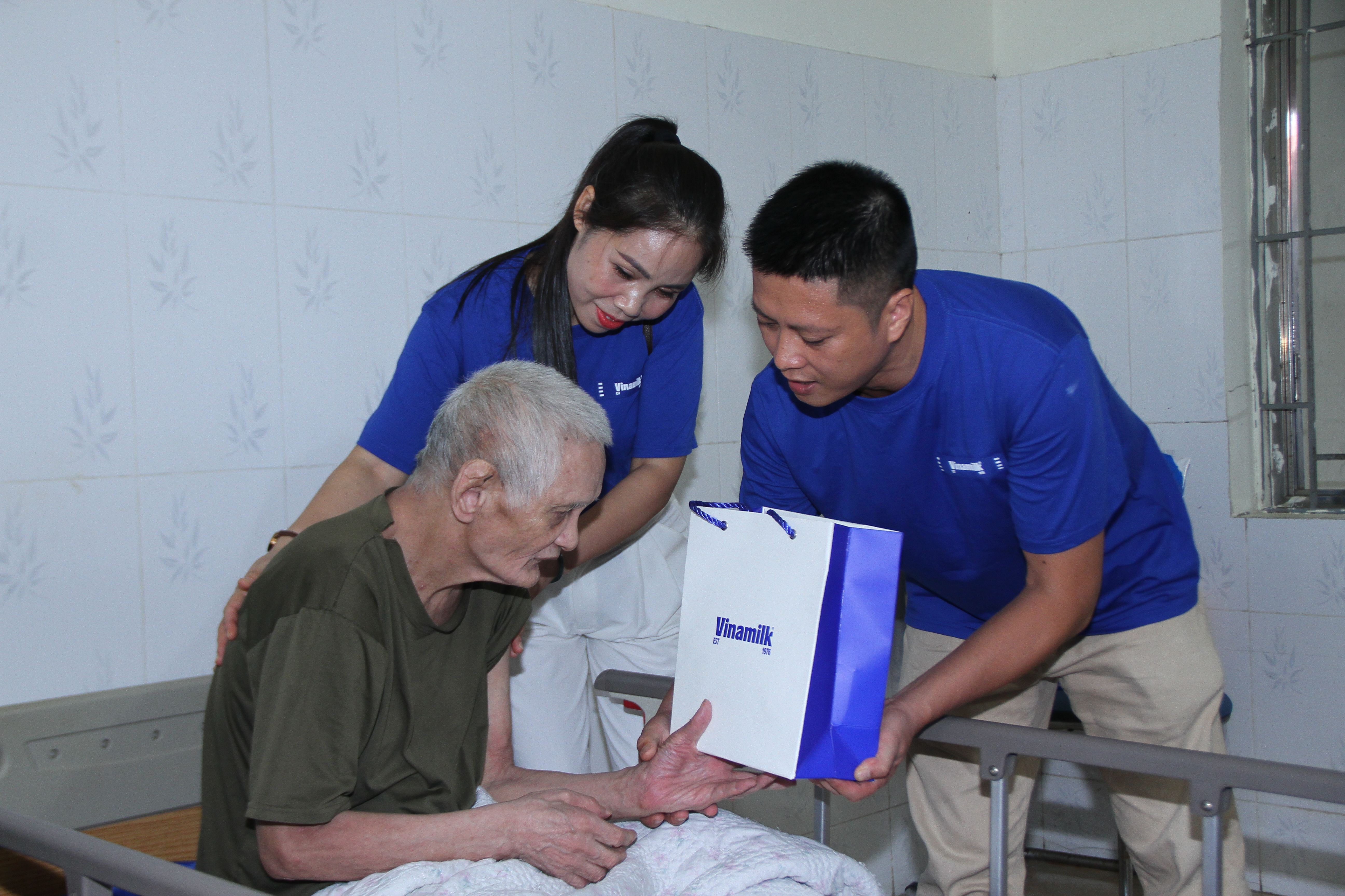 G&oacute;p phần chăm s&oacute;c sức khỏe thể chất cho những anh h&ugrave;ng của đất nước, Vinamilk d&agrave;nh tặng những m&oacute;n qu&agrave; dinh dưỡng thiết thực như sữa tươi Vinamilk 100%, sữa hỗ trợ ăn ngủ ngon Sure Prevent Gold&hellip; (Ảnh: Thanh B&igrave;nh). &nbsp;