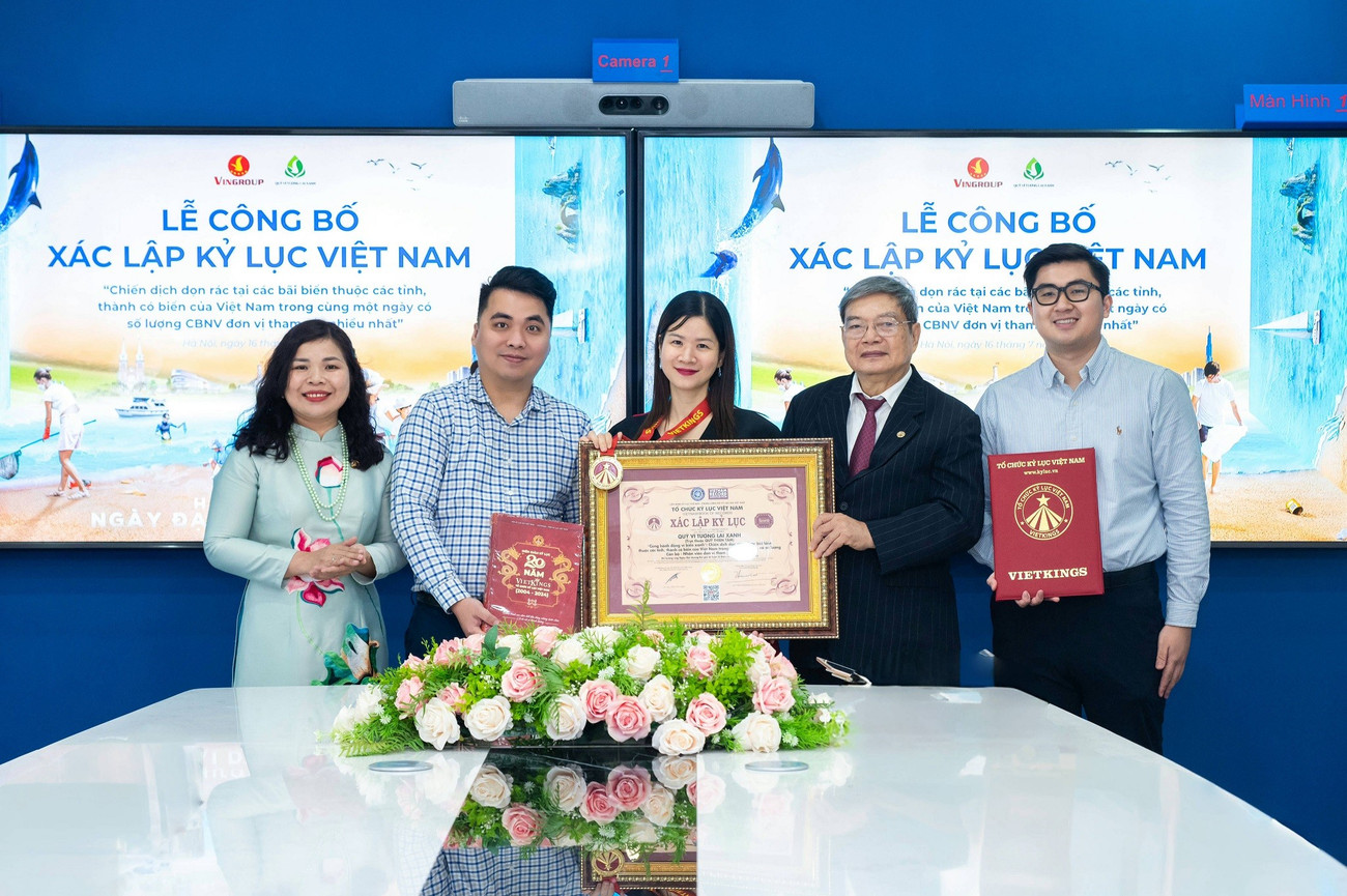 Đại diện Tổ chức Kỷ lục Việt Nam trao x&aacute;c nhận kỷ lục từ chiến dịch &ldquo;C&ugrave;ng h&agrave;nh động v&igrave; biển xanh&rdquo; cho đại diện Quỹ V&igrave; tương lai xanh ng&agrave;y 17/6/2025.