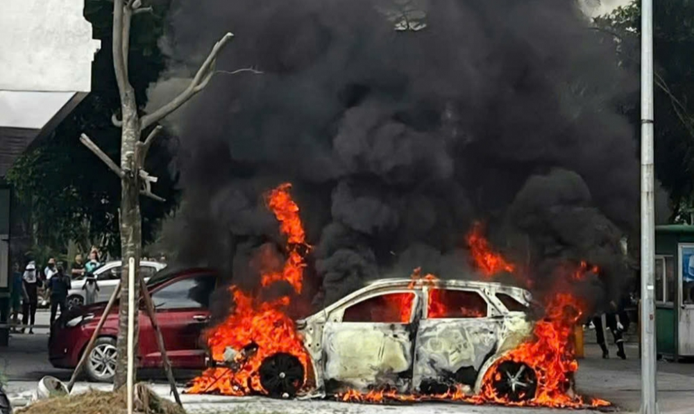 Hiện trường vụ xe Peugeot 3008 ch&aacute;y tại Bắc Ninh.