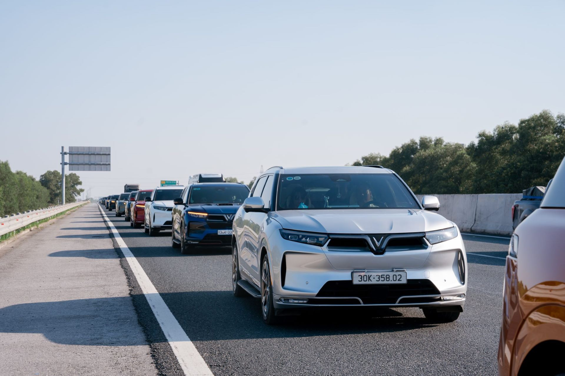 Lượng xe điện đang tăng mạnh cũng tạo lực cầu lớn về chỗ đỗ c&oacute; trụ sạc đi k&egrave;m, khiến Vinhomes GreenHub &ldquo;đắt kh&aacute;ch&rdquo;&nbsp;