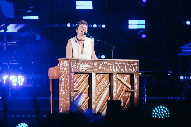 Charlie Puth thăng hoa tr&ecirc;n s&acirc;n khấu đại nhạc hội 8Wonder