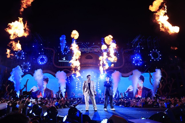 H&agrave; Anh Tuấn v&agrave; MONO h&ograve;a giọng tại đại nhạc hội 8Wonder