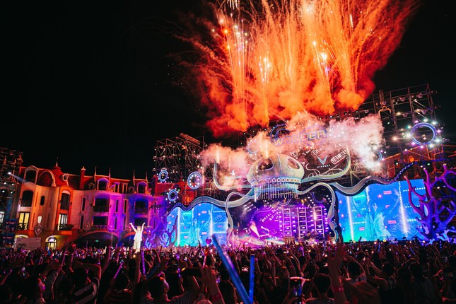 Hiệu ứng &acirc;m thanh, &aacute;nh s&aacute;ng s&acirc;n khấu đạt chuẩn quốc tế chắp c&aacute;nh cho c&aacute;c m&agrave;n biểu diễn thăng hoa của c&aacute;c nghệ sĩ