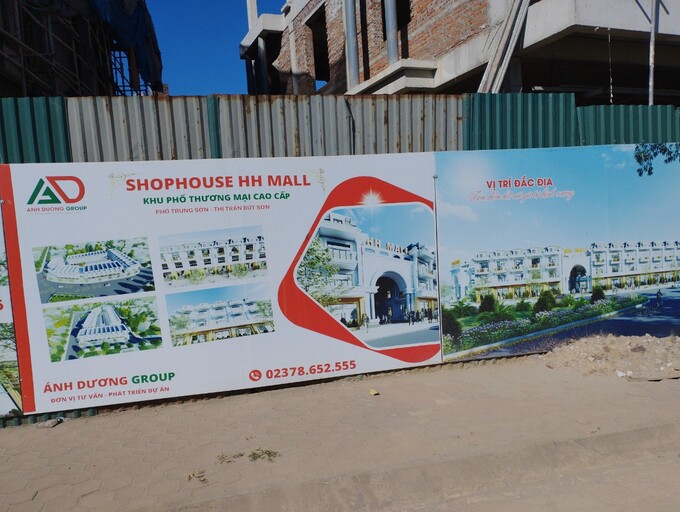 Bao quanh c&ocirc;ng tr&igrave;nh thi c&ocirc;ng l&agrave; những bảng qu&aacute;ng c&aacute;o Shophouse HH Mall.