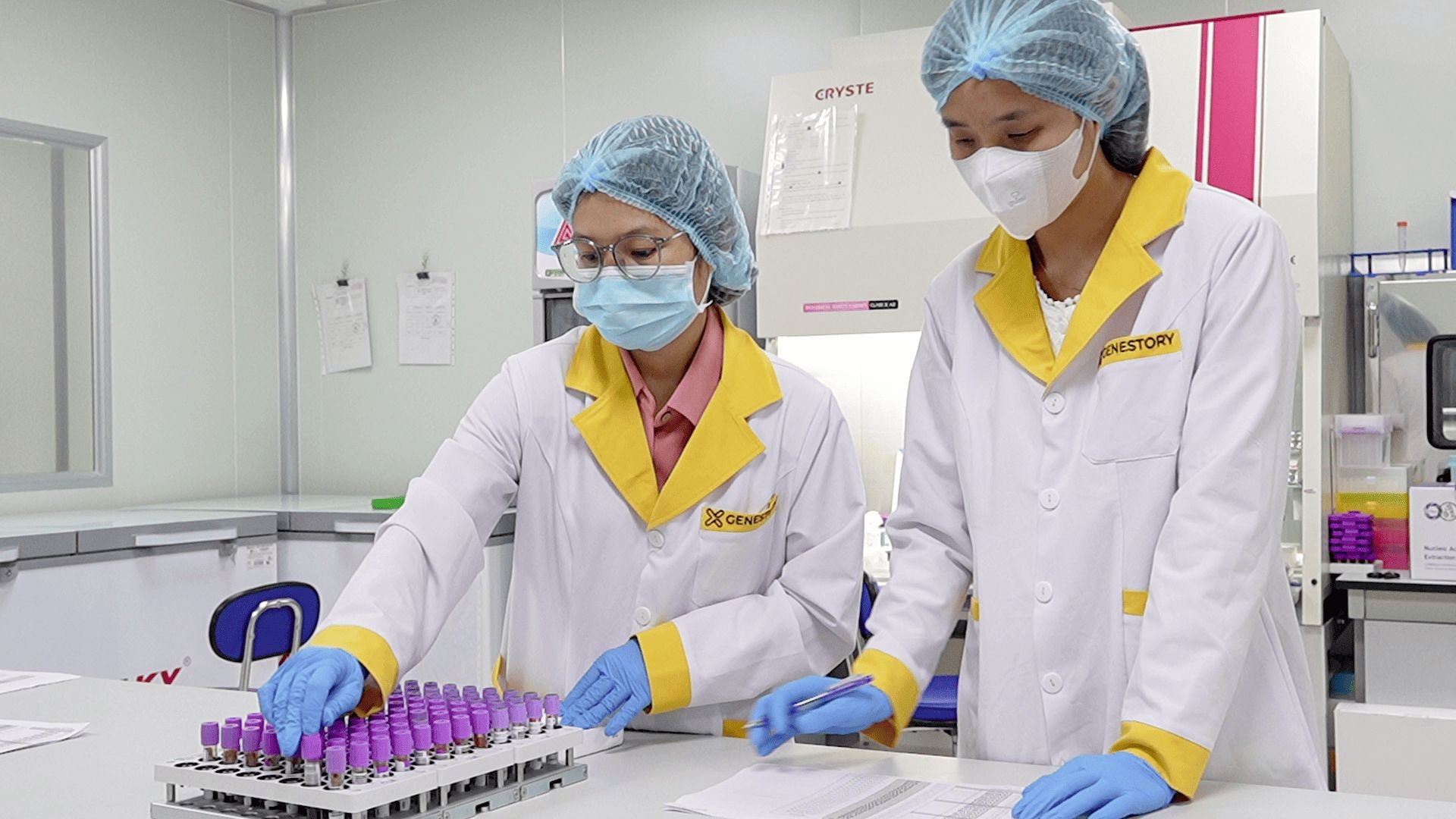 Kỹ thuật vi&ecirc;n ph&ograve;ng Lab của GeneStory triển khai t&aacute;ch chiết ADN g&oacute;p phần lưu trữ kết quả v&agrave;o hệ thống cơ sở dữ liệu quốc gia về d&acirc;n cư (Ảnh: GeneStory).