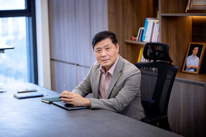 Gi&aacute;o sư Vũ H&agrave; Văn, nh&agrave; đồng s&aacute;ng lập GeneStory chia sẻ c&ocirc;ng nghệ ti&ecirc;n tiến gi&uacute;p c&aacute;c nh&agrave; khoa học của h&ocirc;m nay c&oacute; thể b&aacute;o đ&aacute;p c&ocirc;ng lao của những chiến sĩ đ&atilde; hy sinh v&igrave; đất nước (Ảnh: GeneStory).