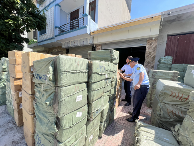 Bắc Ninh: Ph&#225;t hiện kho chứa 20 tấn nước hoa, mỹ phẩm nh&#227;n hiệu nổi tiếng nghi giả - Ảnh 2