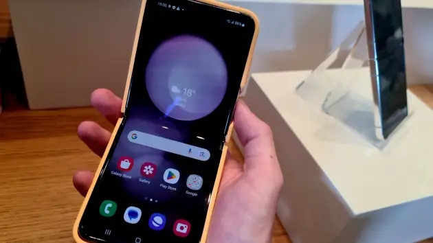 Samsung trang bị cho Flip 5 khả năng chống nước v&agrave; bụi. Ảnh: Vietnamnet