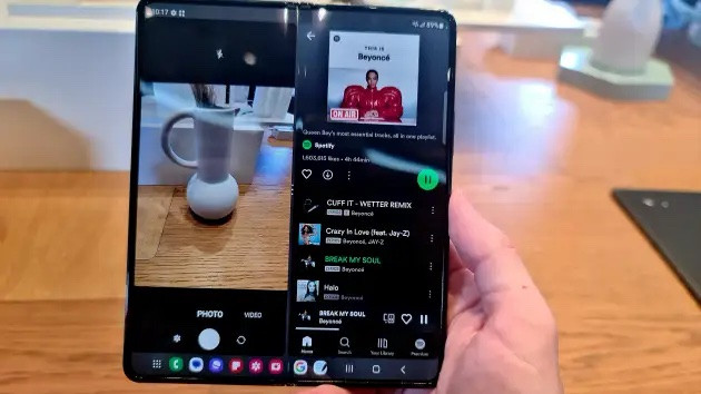 Model Galaxy Fold mới nhất c&oacute; m&agrave;n h&igrave;nh 6,2 inch. Ảnh: Vietnamnet