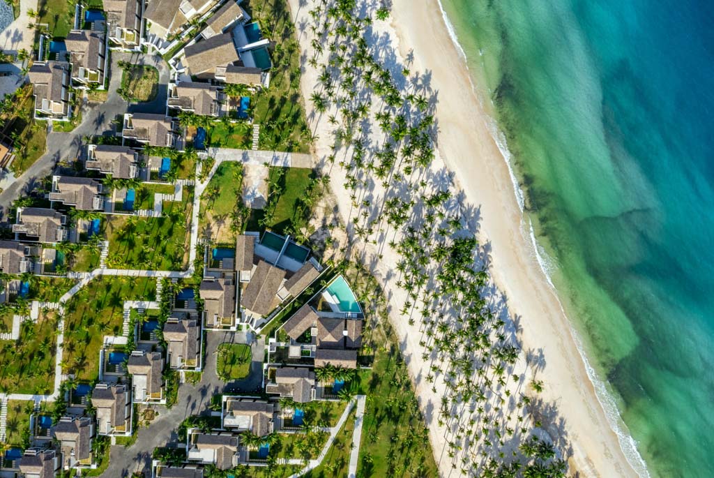 Được quản l&yacute; vận h&agrave;nh bởi New World Hotels &amp; Resorts &ndash; thuộc sở hữu của Tập đo&agrave;n kh&aacute;ch sạn top đầu thế giới Rosewood Hotel Group. Đ&acirc;y cũng l&agrave; một trong những l&yacute; do khu nghỉ n&agrave;y được TIME ưu &aacute;i nhắc đến đầu ti&ecirc;n, khi gợi &yacute; c&aacute;c điểm lưu tr&uacute; tại Ph&uacute; Quốc.