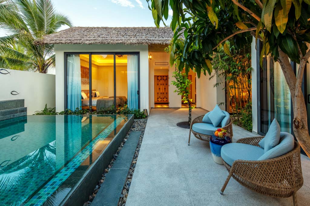 Trong từng căn Villa đều bể bơi v&agrave; nơi nghỉ dưỡng hết sức n&ecirc;n thơ.