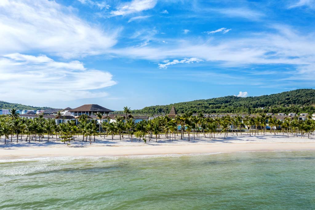 New World Phu Quoc Resort được gọi l&agrave; l&agrave;ng biển b&ecirc;n B&atilde;i Kem thuộc sở hữu bởi Sungroup. Sở hữu 4 nh&agrave; h&agrave;ng v&agrave; qu&aacute;n bar, New World Phu Quoc Resort cũng l&agrave; một thế giới ẩm thực đầy những bất ngờ. Bay Kitchen phục vụ đặc sản địa phương v&agrave; ẩm thực &Acirc;u, được chế biến v&agrave; biểu diễn ngay tại khu bếp mở để thực kh&aacute;ch chi&ecirc;m ngưỡng. Nh&agrave; h&agrave;ng Lửa g&acirc;y ấn tượng với thiết kế lấy cảm hứng từ những l&agrave;ng ch&agrave;i tr&ecirc;n đảo. Quầy bar The Lounge v&agrave; Bar bể bơi mang đến kh&ocirc;ng gian thư gi&atilde;n ho&agrave;n hảo với cocktail, đồ uống tinh tế.