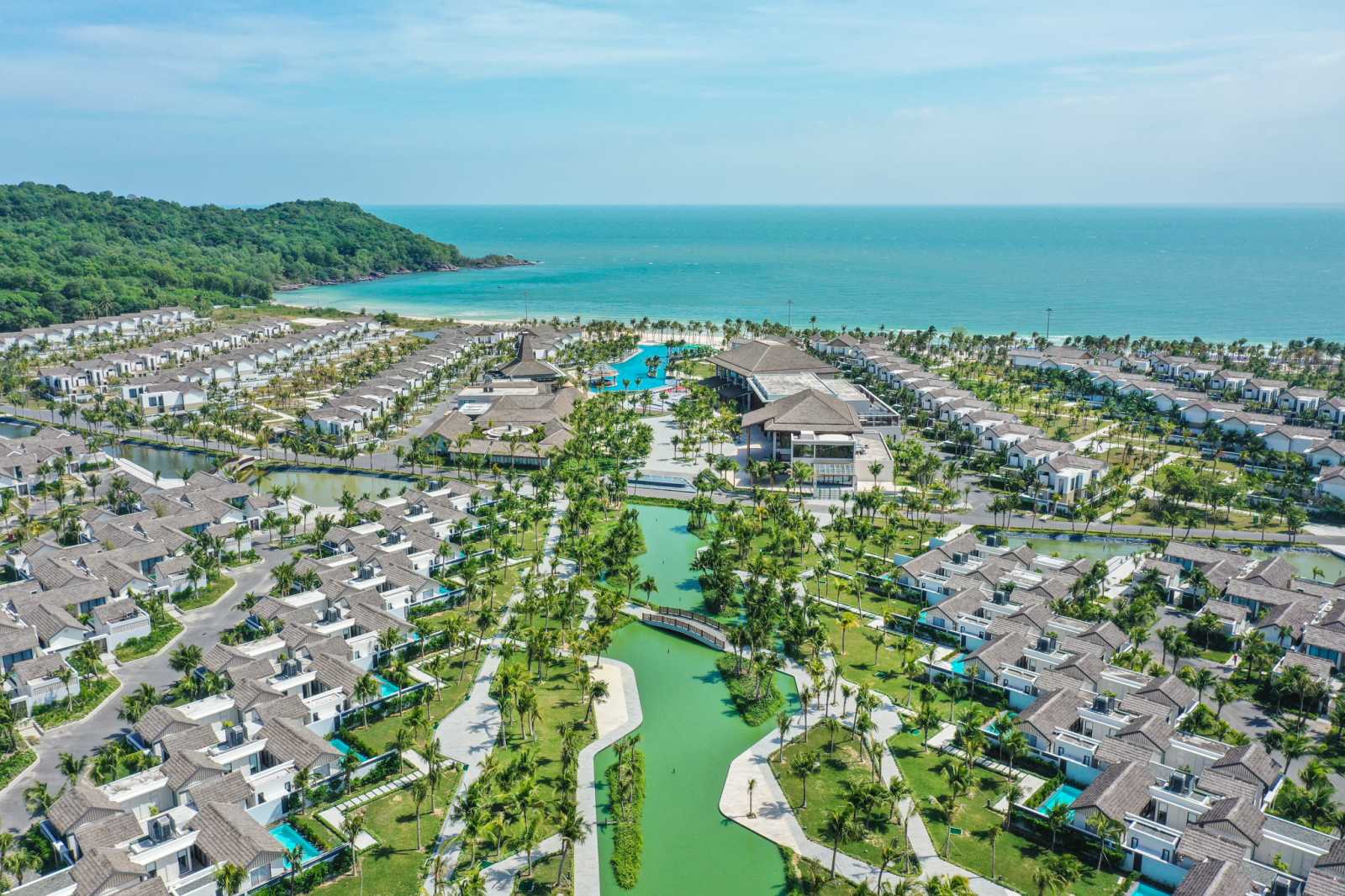 New World Phu Quoc Resort, khu nghỉ dưỡng 5 sao mới nhất được đưa v&agrave;o vận h&agrave;nh hồi th&aacute;ng 5/2021 gồm 375 căn villa với b&atilde;i biển ri&ecirc;ng tư v&agrave; những khu vườn xanh m&aacute;t, được TIME nhắc đến đầu ti&ecirc;n trong những điểm nghỉ dưỡng đ&aacute;ng trải nghiệm khi đến Ph&uacute; Quốc.