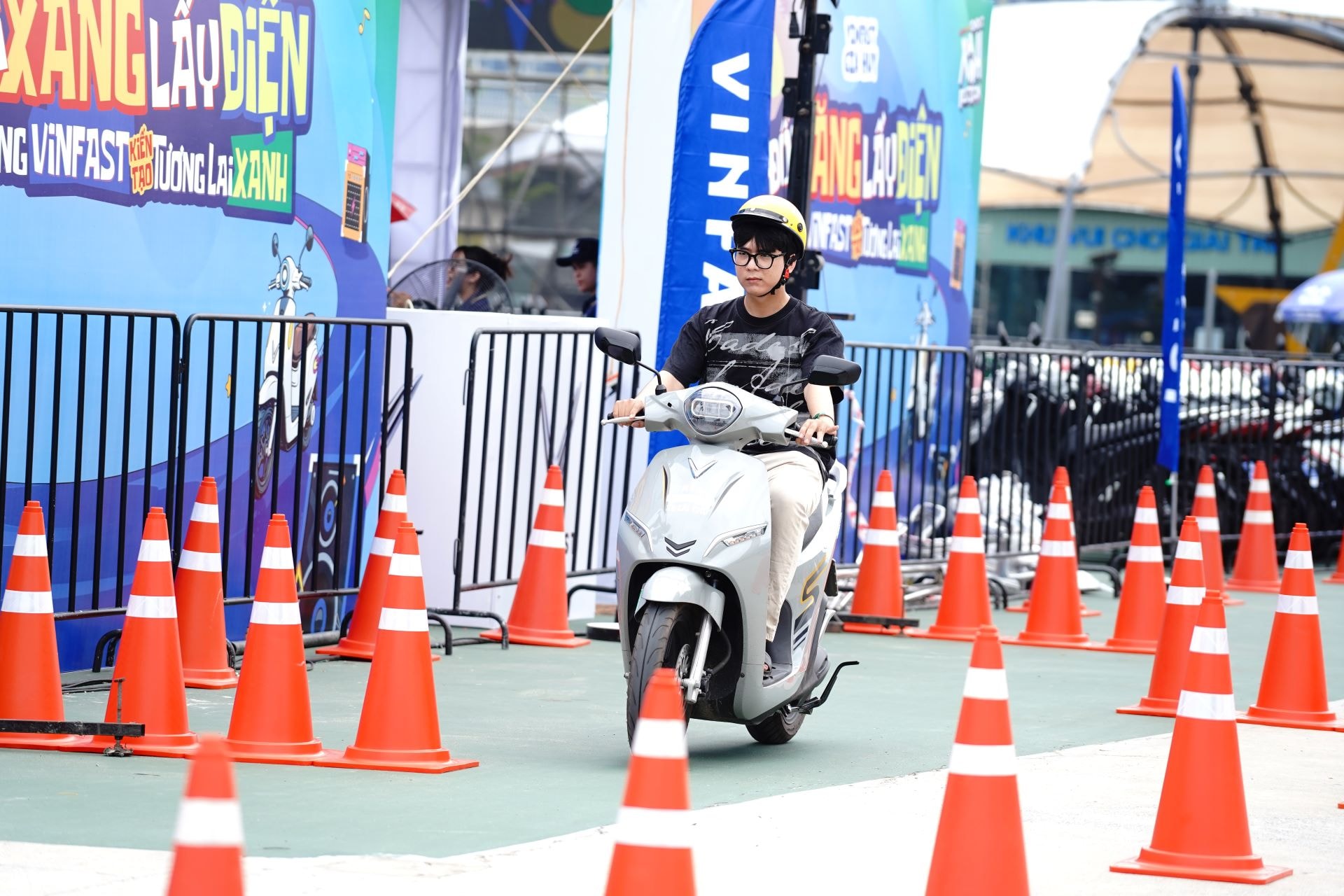 Anh Minh Tiến (TP.HCM) đ&aacute;nh gi&aacute; xe m&aacute;y điện VinFast c&oacute; cảm gi&aacute;c l&aacute;i tốt, ngoại h&igrave;nh đẹp.