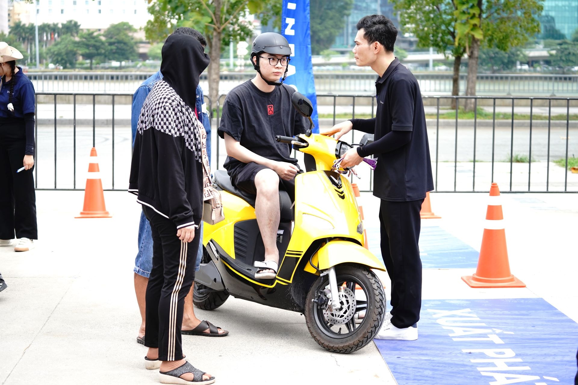 Khả năng vận h&agrave;nh mượt m&agrave; v&agrave; chi ph&iacute; tiết kiệm l&agrave; l&yacute; do Gia Bảo đổi từ xe xăng sang VinFast Vento Neo.