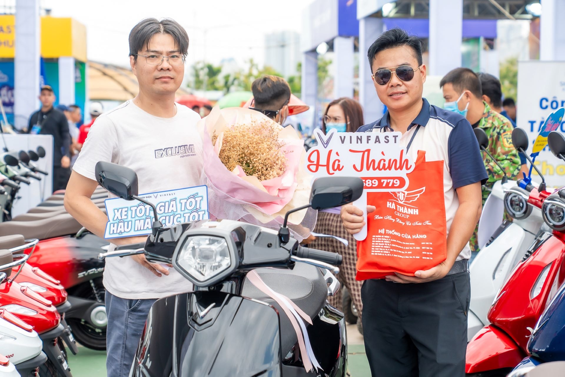Nhiều kh&aacute;ch h&agrave;ng chốt lấy xe điện ngay tại sự kiện đ&atilde; nhận được qu&agrave; tặng từ đại l&yacute;.