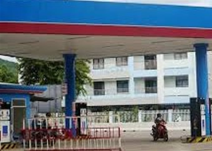 Nh&acirc;n vi&ecirc;n c&acirc;y xăng từ chối nhận chuyển khoản