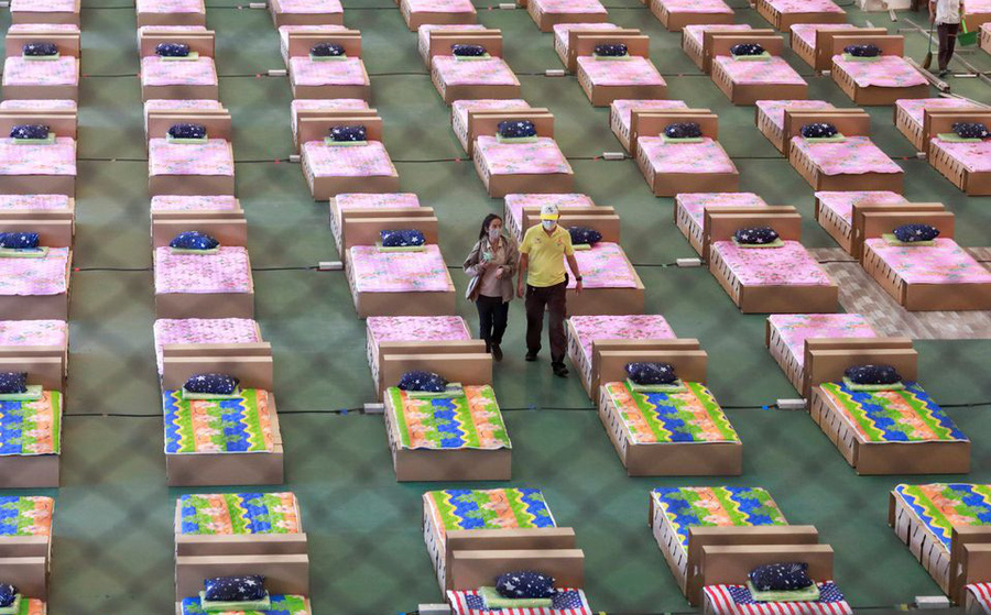 COVID-19 diễn biến xấu, Thái Lan xây bệnh viện dã chiến 1.800 giường ở sân bay - Ảnh 1