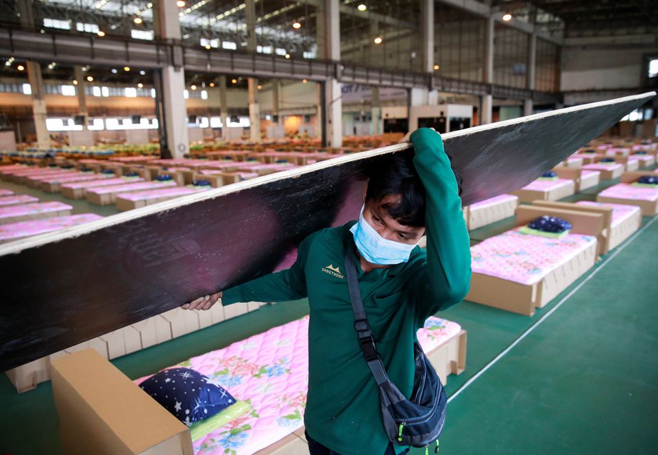 COVID-19 diễn biến xấu, Thái Lan xây bệnh viện dã chiến 1.800 giường ở sân bay - Ảnh 4