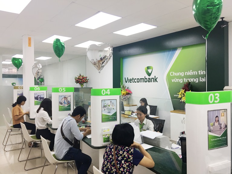 Tin ng&#226;n h&#224;ng nổi bật tuần qua: Vietcombank trở lại ‘ng&#244;i vương’ lợi nhuận, th&#234;m một &#39;&#244;ng lớn&#39; tăng l&#227;i suất huy động - Ảnh 1