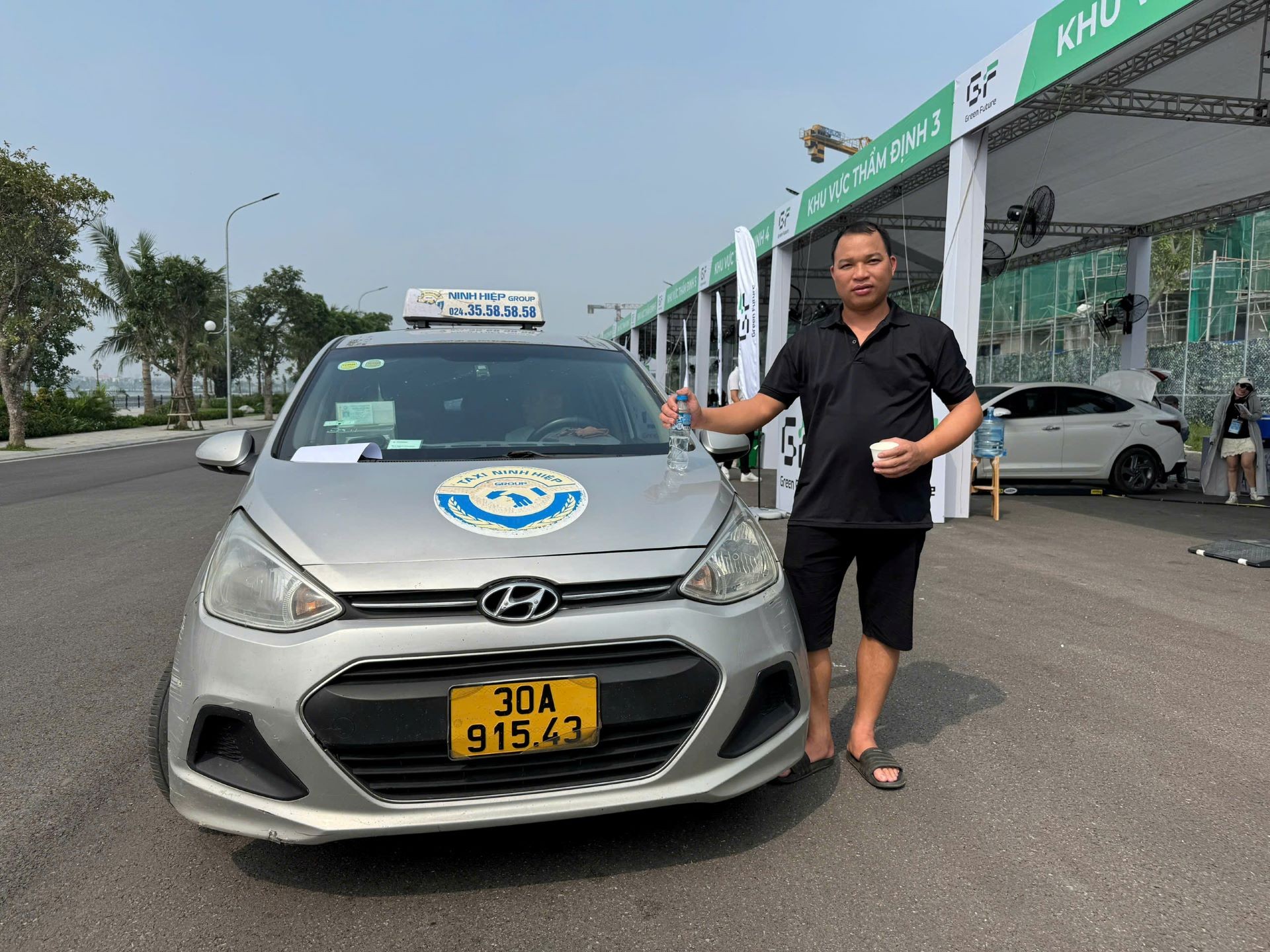 Anh Nguyễn Th&aacute;i V&acirc;n mang chiếc i10 tới sự kiện để với mong muốn chuyển sang Limo Green v&igrave; chi ph&iacute; sử dụng tiết kiệm.