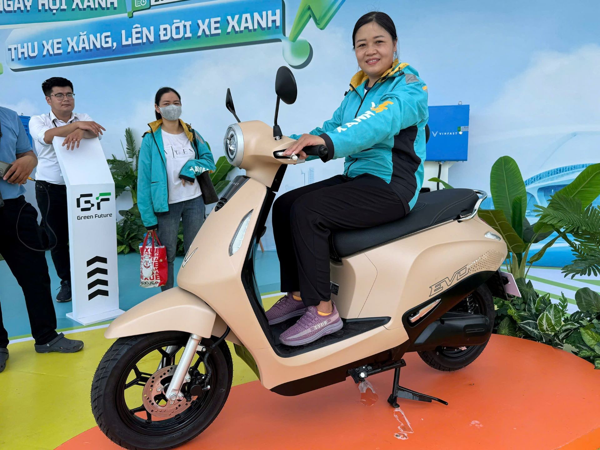 Chị Hiền đ&aacute;nh gi&aacute; cao mẫu xe m&aacute;y điện mới Evo Grand.