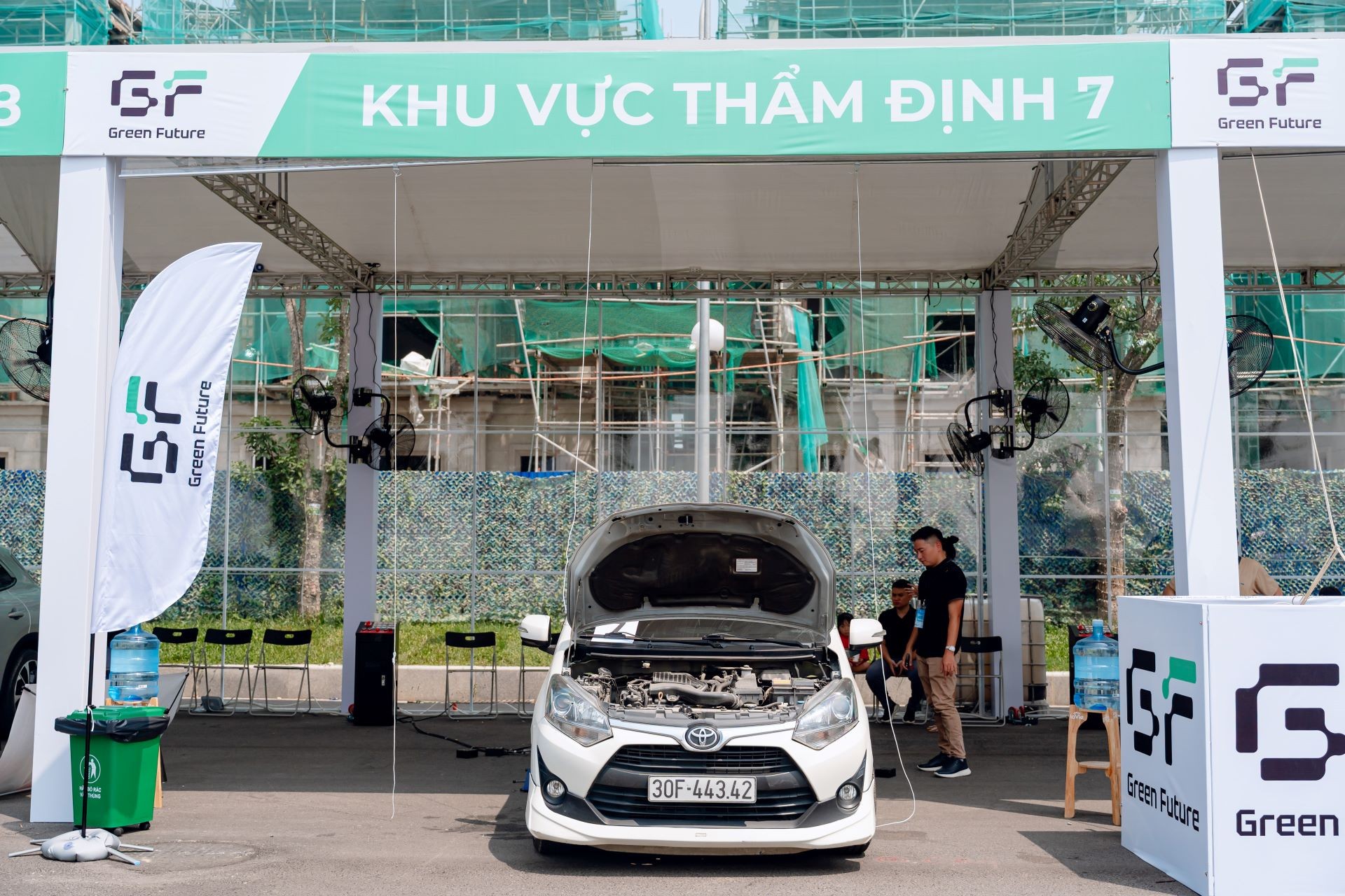 Chiếc Toyota Wigo của anh Minh (H&agrave; Nội) đang được kiểm tra để định gi&aacute;.