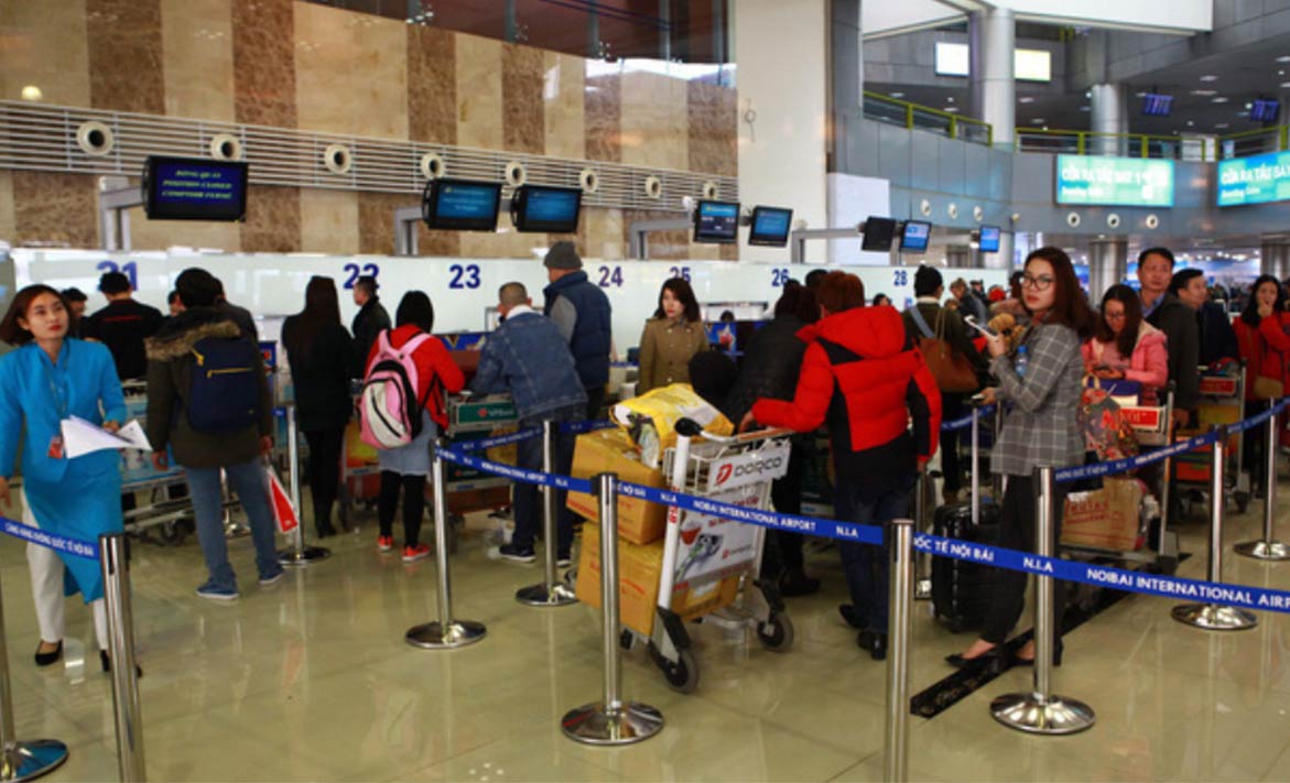 H&agrave;nh kh&aacute;ch l&agrave;m thủ tục đi m&aacute;y bay tại s&acirc;n bay Nội B&agrave;i