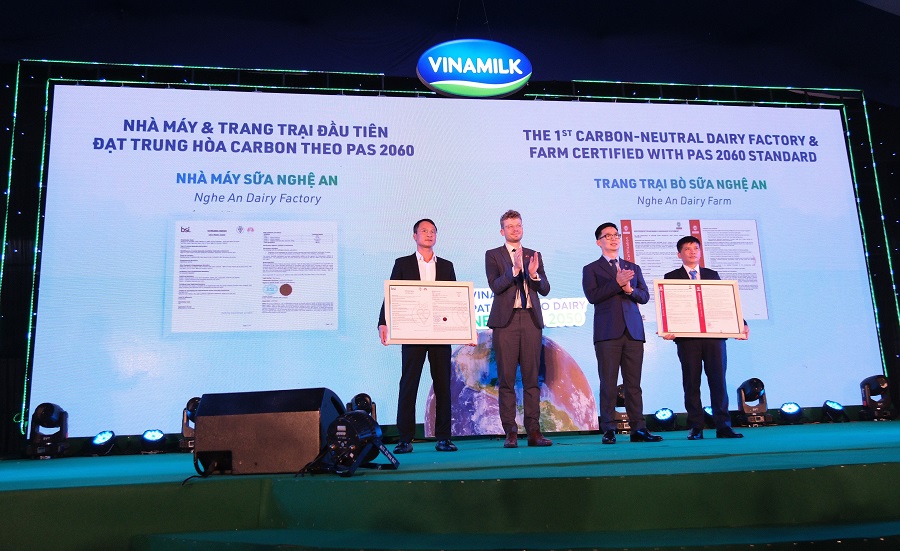 Nh&agrave; m&aacute;y v&agrave; trang trại đạt trung h&ograve;a carbon l&agrave; những th&agrave;nh tựu đầu ti&ecirc;n tr&ecirc;n h&agrave;nh tr&igrave;nh Net Zero 2050 của Vinamilk