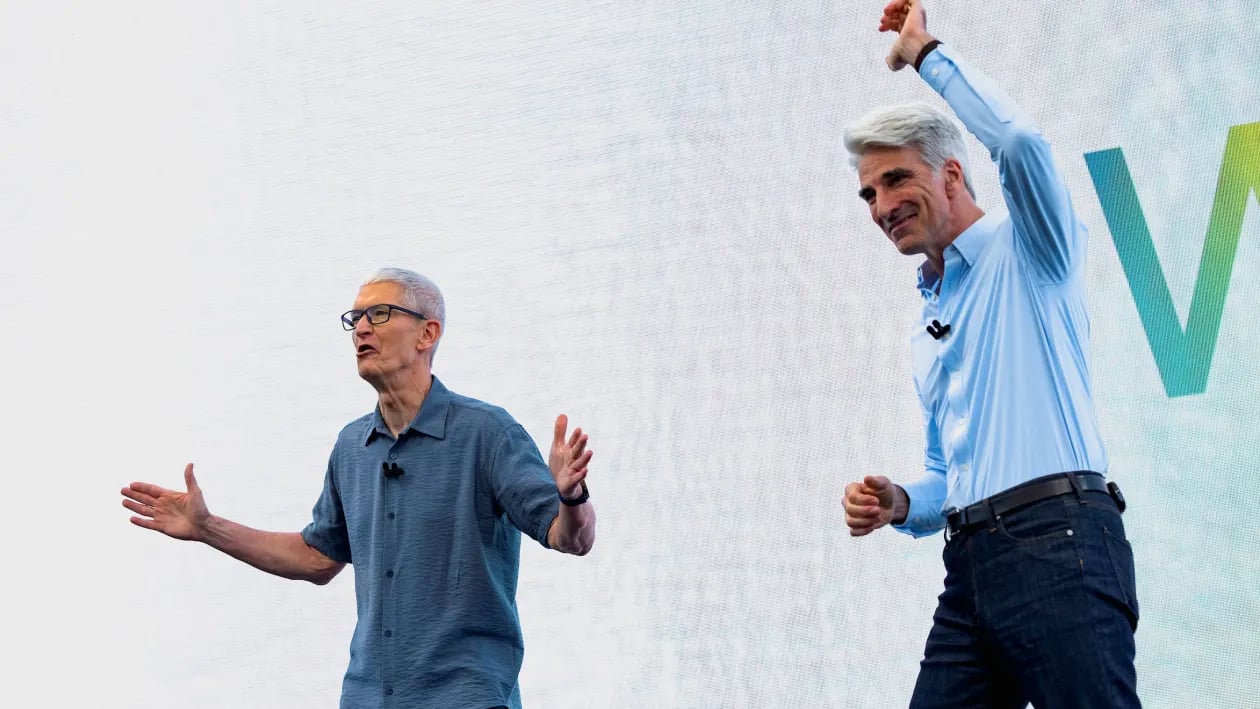 CEO Apple Tim Cook v&agrave; Ph&oacute; Chủ tịch Cấp cao phụ tr&aacute;ch Kỹ thuật Phần mềm Craig Federighi ph&aacute;t biểu tại Hội nghị Nh&agrave; ph&aacute;t triển To&agrave;n cầu thường ni&ecirc;n của Apple tại trụ sở c&ocirc;ng ty ở Cupertino, California, Mỹ, ng&agrave;y 9/6/2025. Ảnh: Reuters