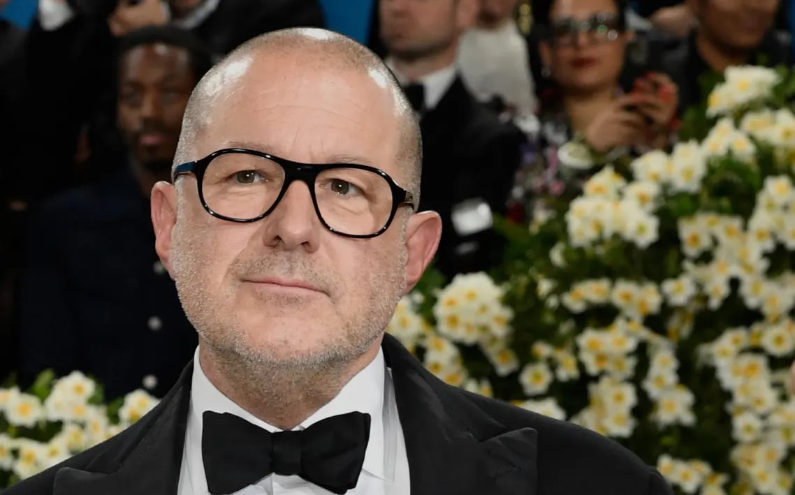 Jony Ive, người g&oacute;p c&ocirc;ng lớn trong việc thiết kế iPhone, Apple Watch v&agrave; nhiều sản phẩm quan trọng kh&aacute;c.&nbsp;Ảnh: AP