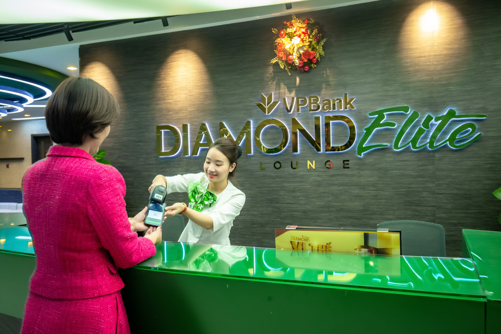 Kh&aacute;ch h&agrave;ng c&oacute; thể qu&eacute;t m&atilde; QR tại m&agrave;n h&igrave;nh Th&ocirc;ng tin c&aacute; nh&acirc;n tr&ecirc;n ứng dụng VPBank Neo để l&agrave;m thủ tục check in