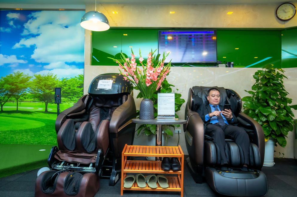 Kh&aacute;ch h&agrave;ng VPBank Diamond relax trong thời gian chờ l&ecirc;n m&aacute;y bay.