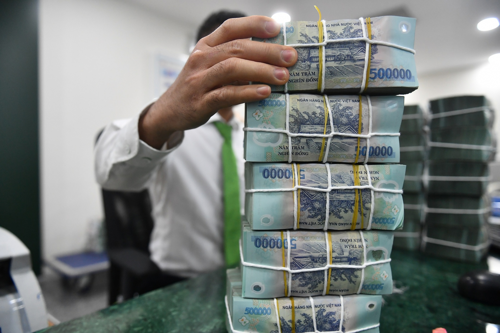 Thủ tướng y&ecirc;u cầu NHNN nghi&ecirc;n cứu luật h&oacute;a mối quan hệ giữa ng&acirc;n h&agrave;ng v&agrave; người đi vay, quyền đ&ograve;i nợ để n&acirc;ng cao tr&aacute;ch nhiệm người đi vay.