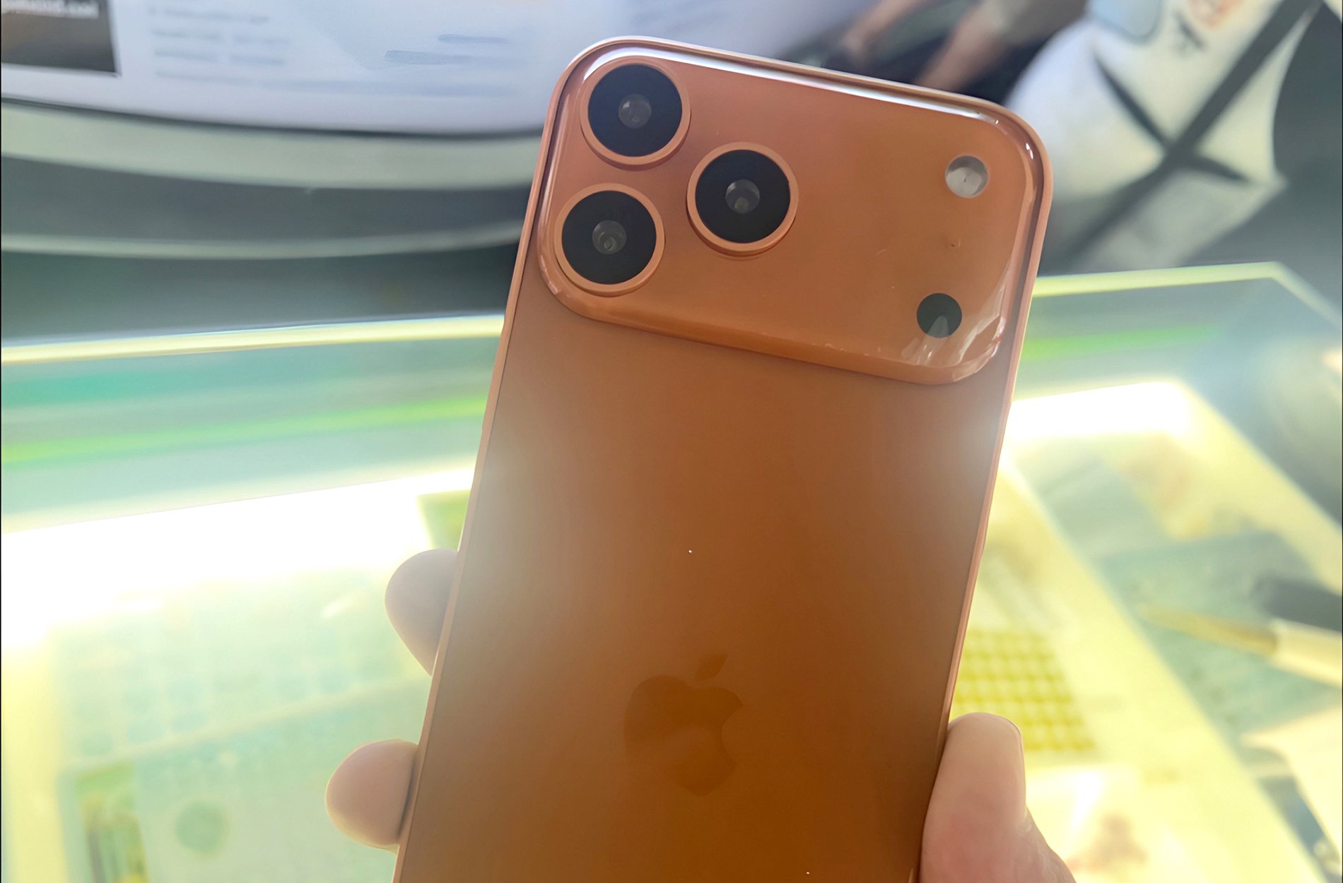 M&ocirc; h&igrave;nh&nbsp;iPhone 17 Pro m&agrave;u cam.&nbsp;Ảnh: Majin Bu/X