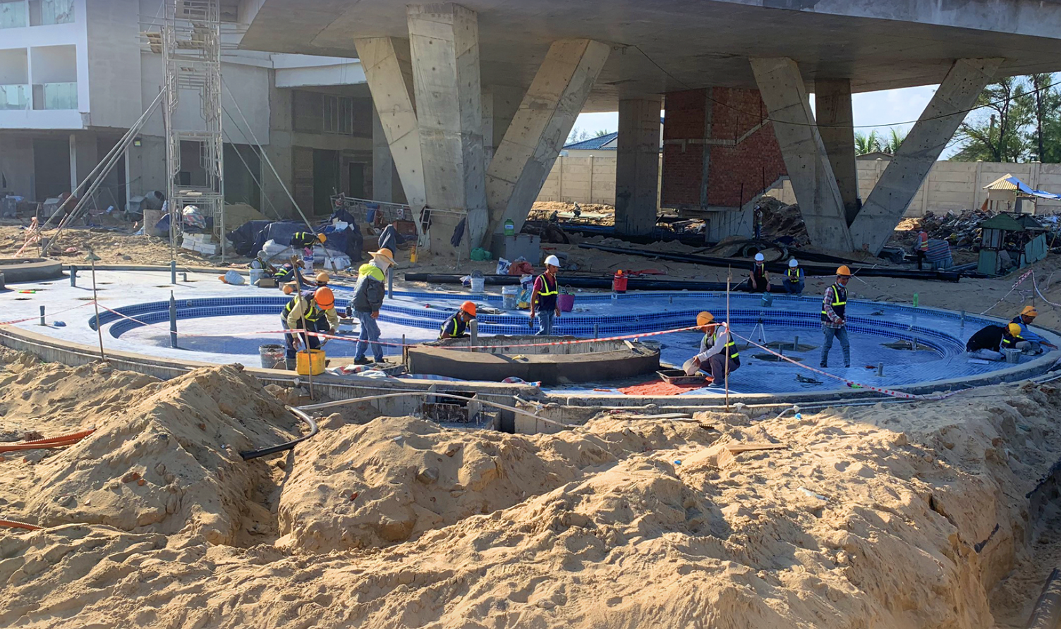 C&ocirc;ng nh&acirc;n thi c&ocirc;ng tại dự &aacute;n Khu nghỉ m&aacute;t Malibu Hội An.
