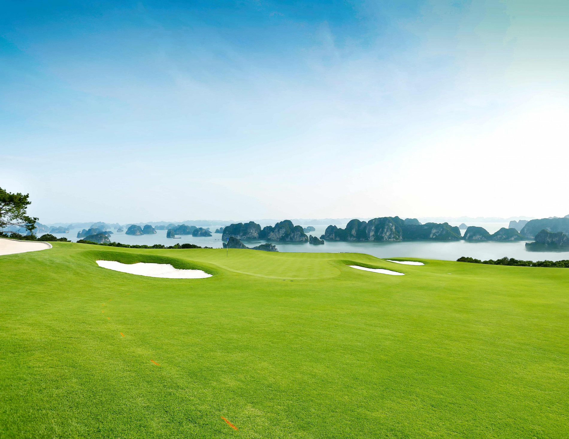 S&acirc;n golf 18 hố FLC Golf Club Halong ti&ecirc;u chuẩn quốc tế tầm nh&igrave;n to&agrave;n cảnh vịnh.
