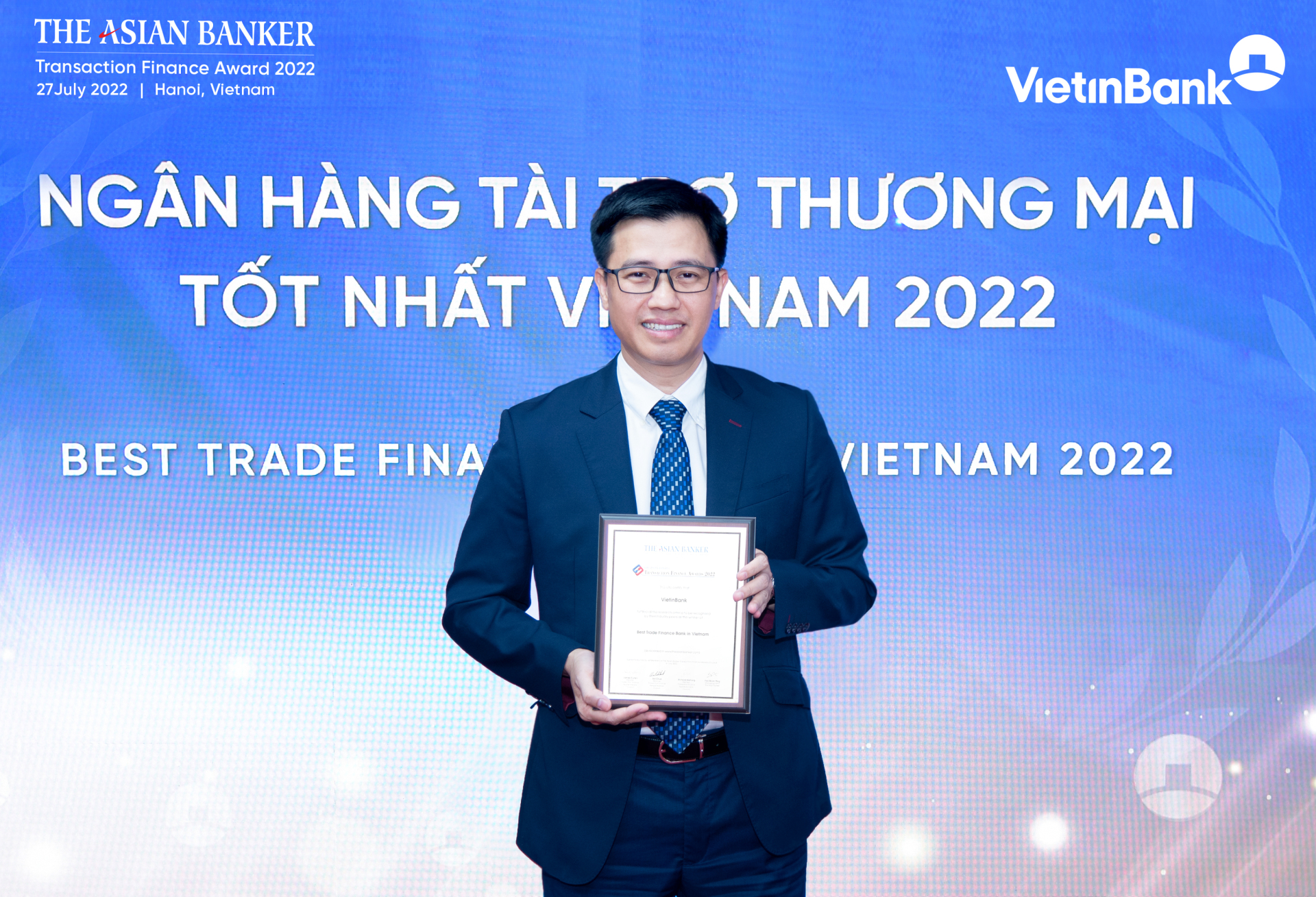 &Ocirc;ng Trần Ho&agrave;i Nam - Ph&oacute; Gi&aacute;m đốc Khối KHDN ki&ecirc;m Gi&aacute;m đốc Trung t&acirc;m Ph&aacute;t triển Giải ph&aacute;p t&agrave;i ch&iacute;nh kh&aacute;ch h&agrave;ng đại diện VietinBank nhận Giải thưởng