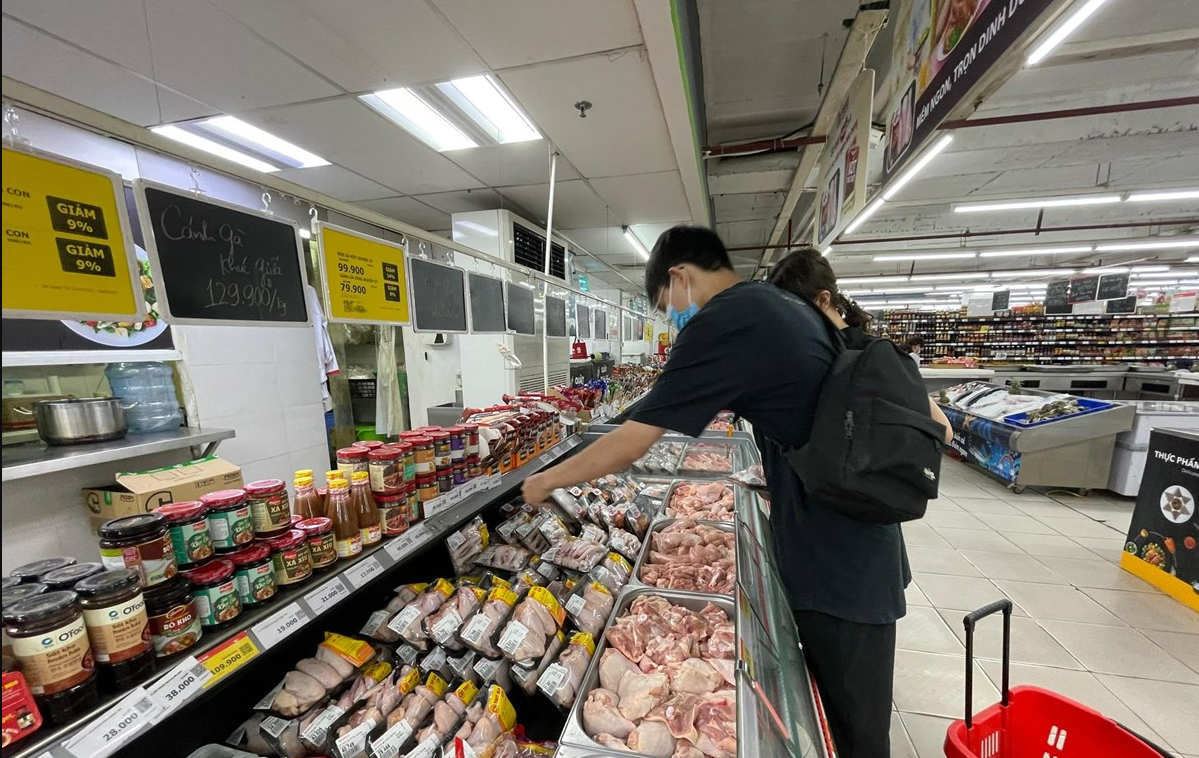 Gi&aacute; nhiều mặt h&agrave;ng vẫn cao d&ugrave; xăng giảm. Ảnh minh họa