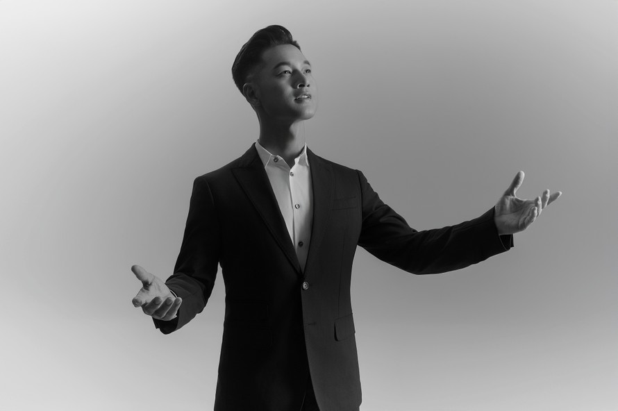 Ca sĩ Đức Tuấn làm mới siêu phẩm nhạc Việt trong đại nhạc hội tại T&amp;T City Millennia - Ảnh 1