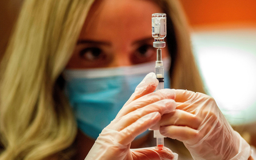 Khi cả thế giới đang quay quắt v&#236; biến thể Delta, WHO y&#234;u cầu những nước gi&#224;u ngừng ti&#234;m mũi vắc xin Covid-19 thứ 3 - Ảnh 1