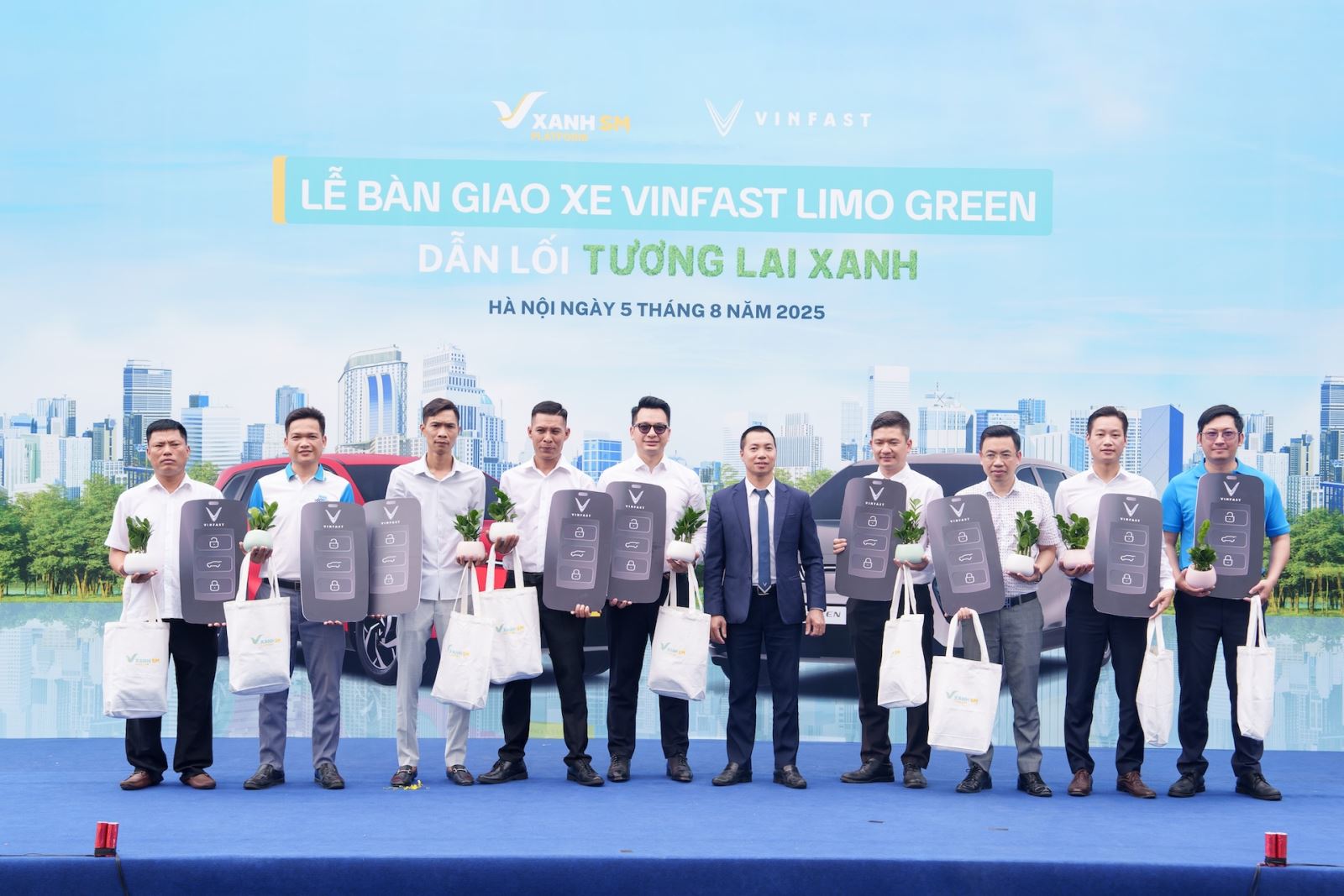 &nbsp;Những kh&aacute;ch h&agrave;ng đầu ti&ecirc;n nhận xe VinFast Limo Green.