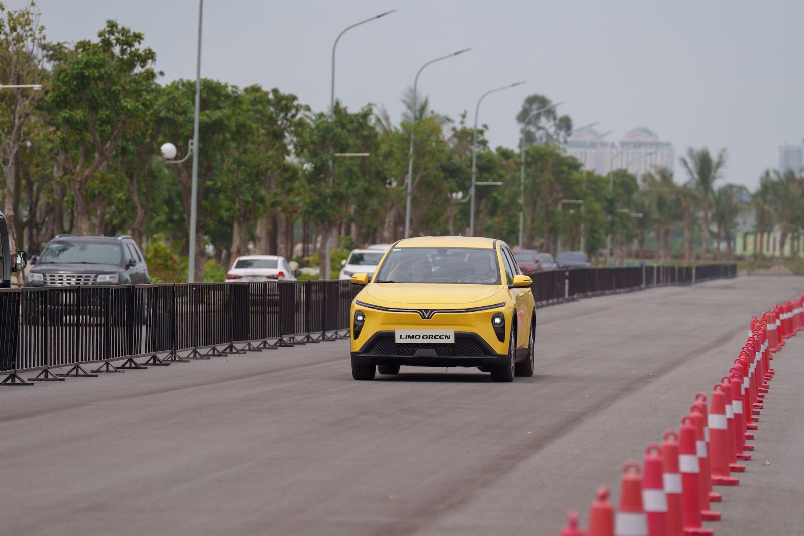 Limo Green đ&aacute;p ứng nhu cầu sử dụng đa dạng của kh&aacute;ch h&agrave;ng c&aacute; nh&acirc;n cũng như kh&aacute;ch kinh doanh dịch vụ vận tải.