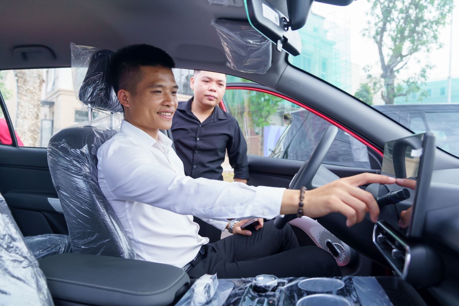 Kh&aacute;ch h&agrave;ng th&iacute;ch th&uacute; trải nghiệm VinFast Limo Green.