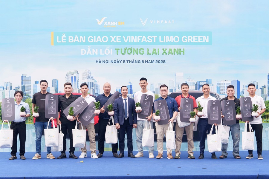 Những chiếc Limo Green đầu ti&ecirc;n đ&atilde; được b&agrave;n giao tới kh&aacute;ch h&agrave;ng tại C&ocirc;ng vi&ecirc;n Xứ sở thần ti&ecirc;n, Vinhomes Global Gate (Cổ Loa, Đ&ocirc;ng Anh, H&agrave; Nội)