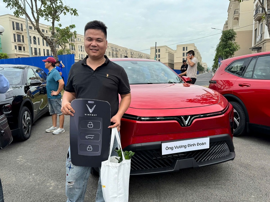 Anh Vương Đ&igrave;nh Đo&agrave;n đ&atilde; quyết chọn mẫu MPV 7 chỗ của VinFast ngay khi xe mở b&aacute;n