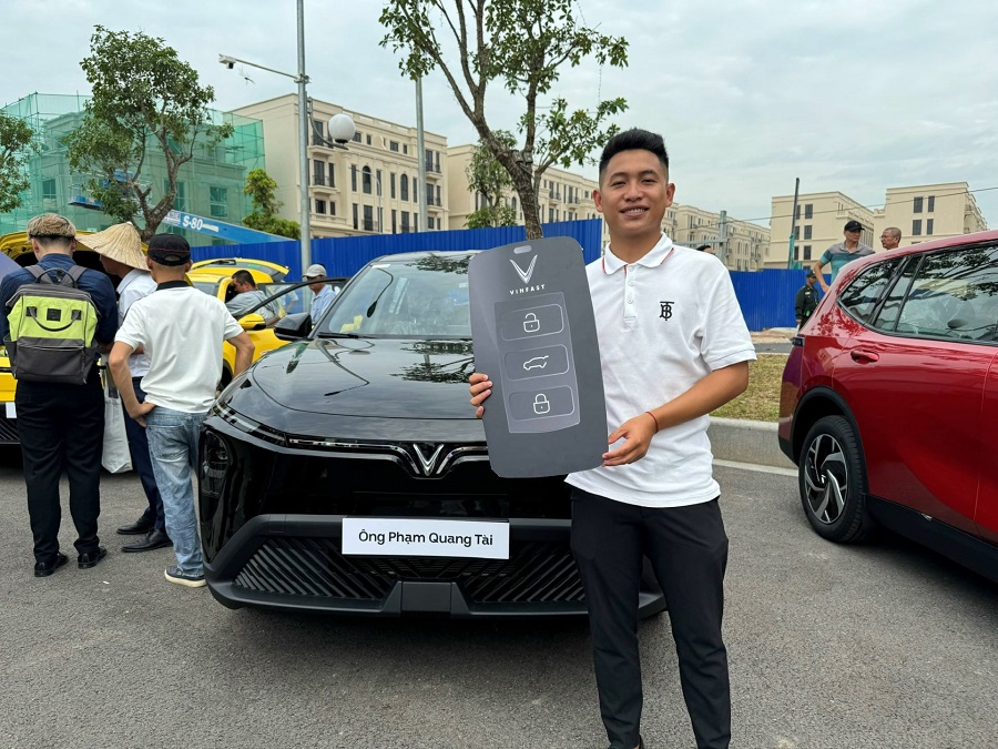 Anh Phạm Quang T&agrave;i cho rằng mức gi&aacute; 749 triệu đồng của Limo Green l&agrave; hợp l&yacute;