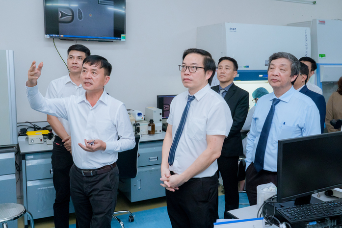 GS.TS.BS Trần Trung Dũng c&ugrave;ng đo&agrave;n c&ocirc;ng t&aacute;c của Hệ thống y tế Vinmec thăm quan c&aacute;c cơ sở đ&agrave;o tại của ĐHQG-HCM