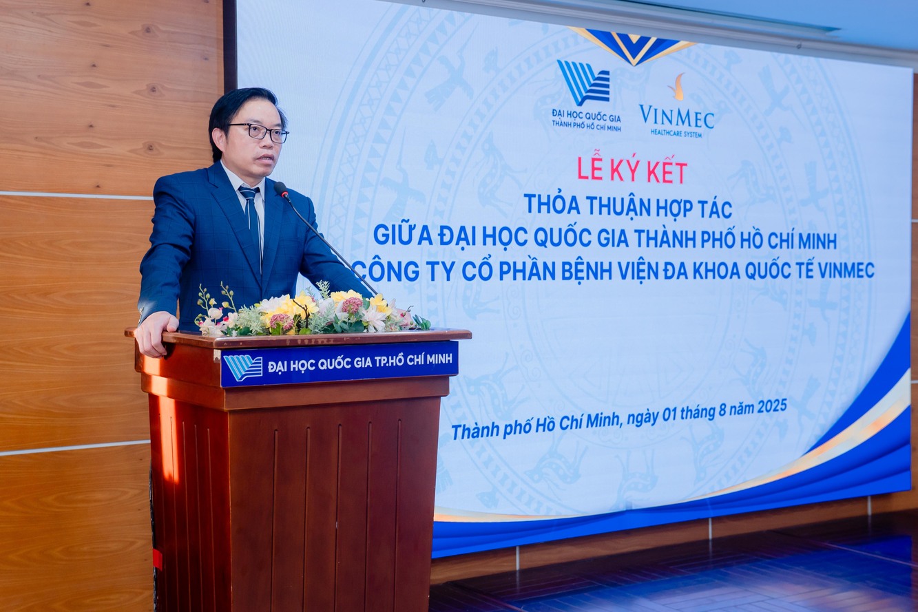 GS.TS.BS Trần Trung Dũng - Tổng gi&aacute;m đốc Hệ thống y tế Vinmec ph&aacute;t biểu tại lễ k&yacute; kết