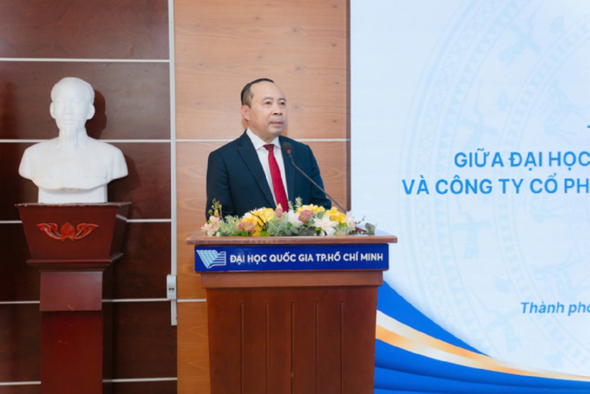 PGS.TS Vũ Hải Qu&acirc;n &ndash; Gi&aacute;m đốc ĐHQG-HCM ph&aacute;t biểu tại lễ k&yacute; kết